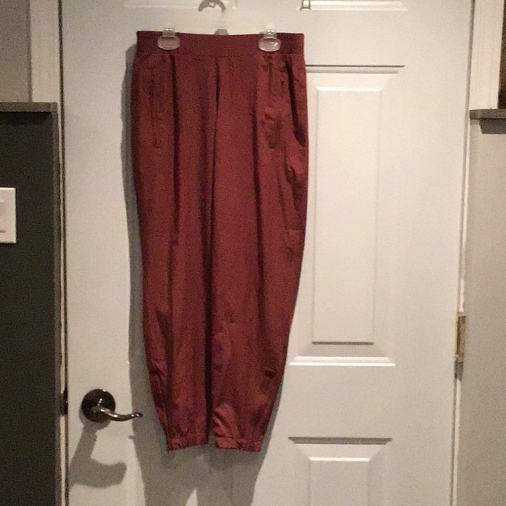 Pantalon extensible avec élastique à la cheville de couleur ross